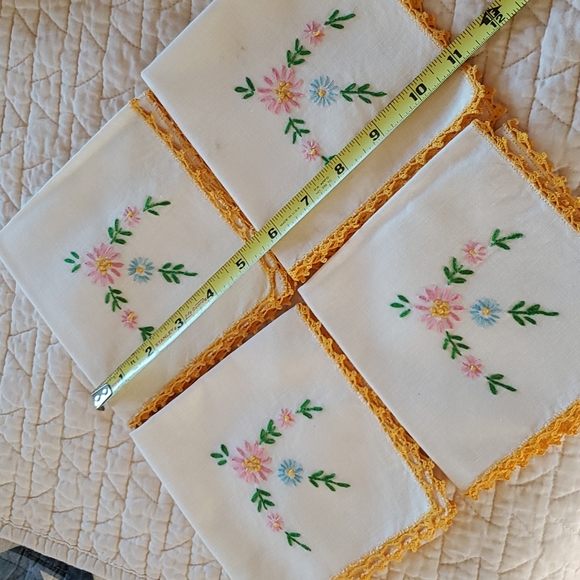 Matching embroidered table linen set - Picture 3 of 11